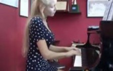Piyanoya Ayar Veren Kadın