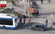 Aracını yolcu otobüsüne bağladı ve olanlar oldu :)
