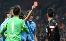 Trabzonspor’lu Salih Dursun Hakeme Kırmızı Kart Gösterdi..