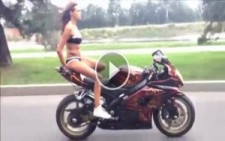 Motosiklet Üzerinde Akrobasinin Dibine Vuran Rus Kadın