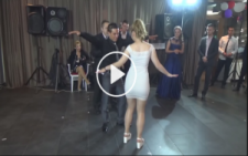 Düğünde Beyaz Minili Kızdan Etkileyici Dans