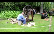 Eski Zamanlardan : Odun Yarma Makinesi
