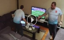 Milli Maç İzleyen Adama Yapılan Tv Kapatma Şakası..İzlemeden Geçme..!